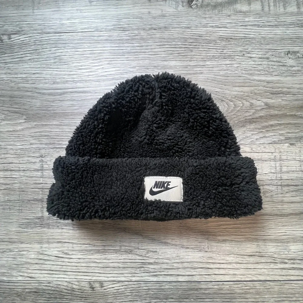 Nike Beanie Kids One Size Black Sherpa Fleece Cuffed Winter Hat 3070-023